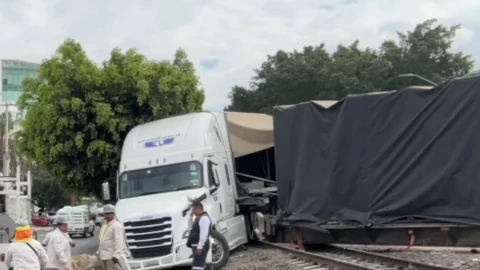 Accidente de tren y tráiler hoy en Celaya