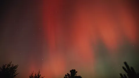 El cielo rojo de las auroras boreales deslumbró a México en el mes de mayo