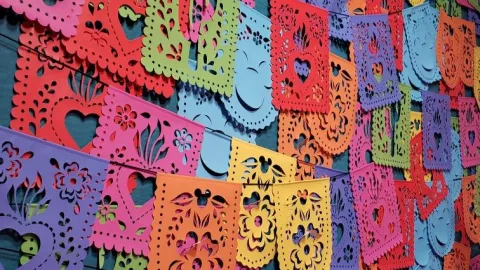 Tú puedes elaborar tu propio papel picado este Día de Muertos 2026