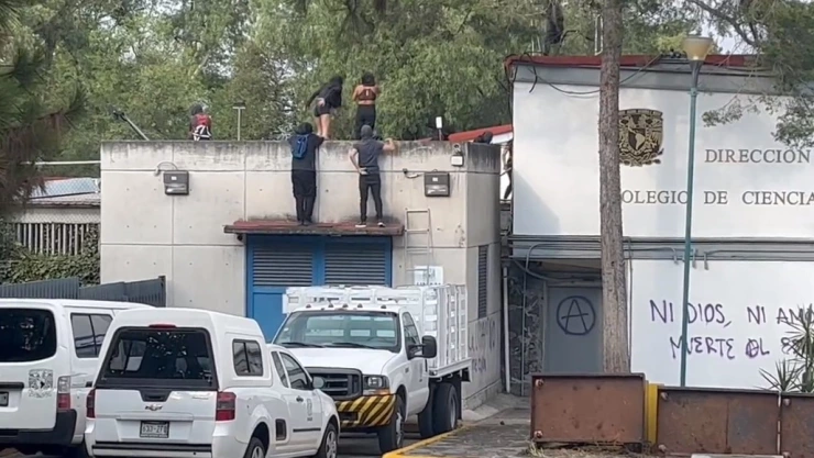 vandalos-causan-destrozos-en-direccion-del-cch-de-la-unam