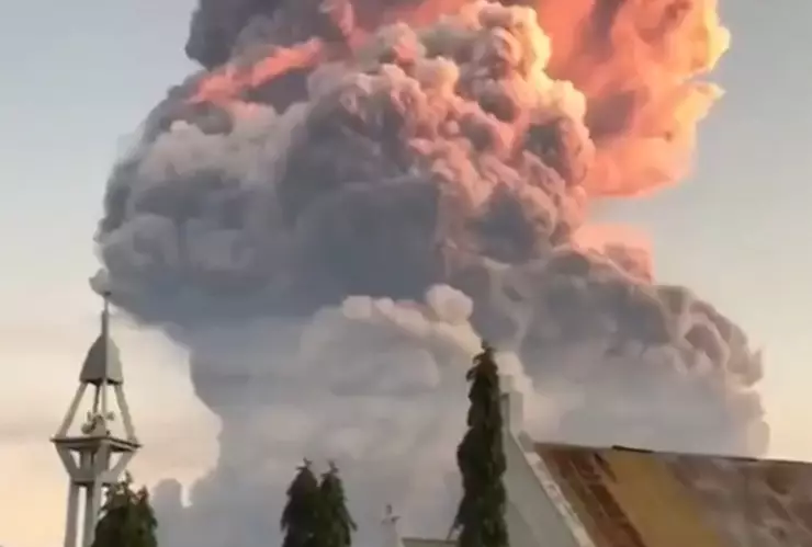 Erupción de volcán en indonesia HOY 17 de junio.jpg