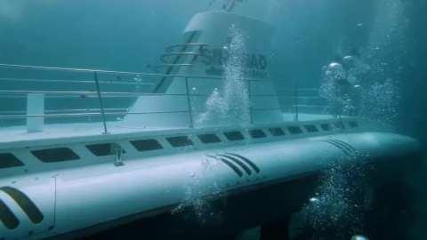 Submarino turístico choca y se hunde en Egipto; hay seis muertos.