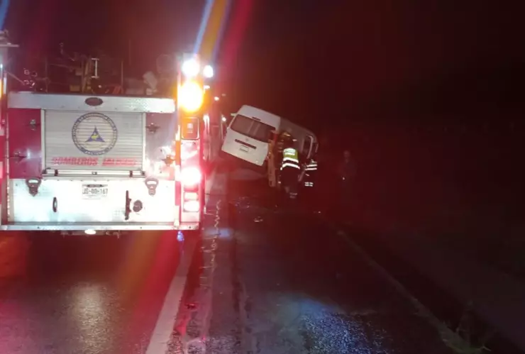 Hombre queda prensado de las piernas tras accidente vehicular en Encarnación de Díaz