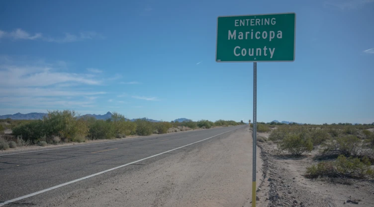 Cartel de entrada al condado de Maricopa en el estado de Arizona