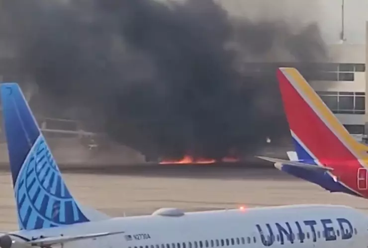 Avion de American Airlines incendiado en Denver 13 marzo 2025.jpg