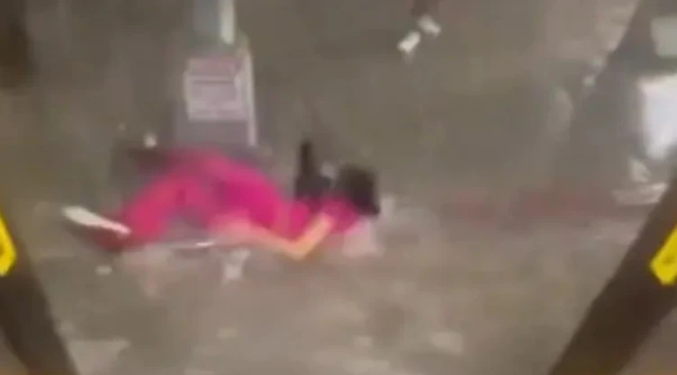 VIDEO_ Mujer es arrastrada por corriente en calles de Nueva York durante inundaciones por lluvias to.jpg
