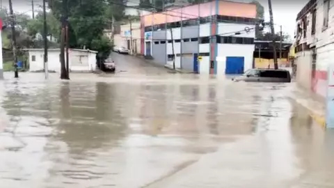 VIDEO Auto varado en la colonia Obrera tras las lluvias en Tijuana