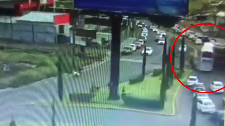 Así fue el momento en que un tren arrolló a un autobús en Atlacomulco.