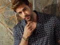 William Levy con camisa de flores..jpg