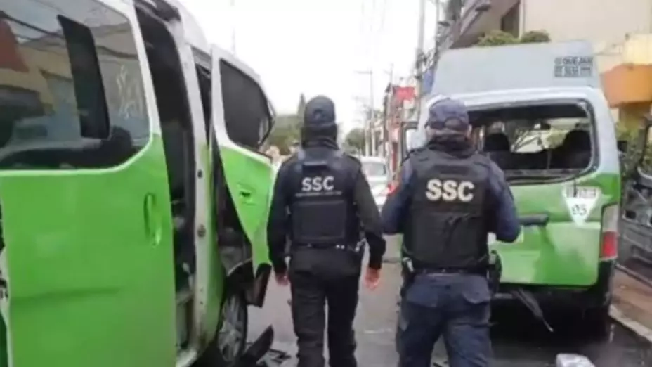 Fuerte accidente entre unidades de transporte público deja destrozos y caos vial en Tlalpan. En la imagen se observa a las dos combis impactadas tras el aparatoso choque sobre la Calzada Acoxpa, en la colonia Villa Coapa.