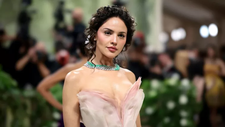 La bellísima mexicana Eiza Gonzales se lució está noche con un vestido en tonos rosados, además de un peinado que acentuó sus facciones.