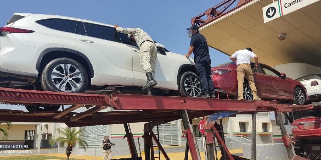 rescate migrantes en autos