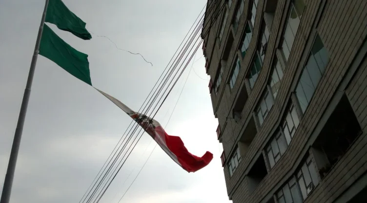 Fuertes vientos rompen bandera monumental de San Jerónimo