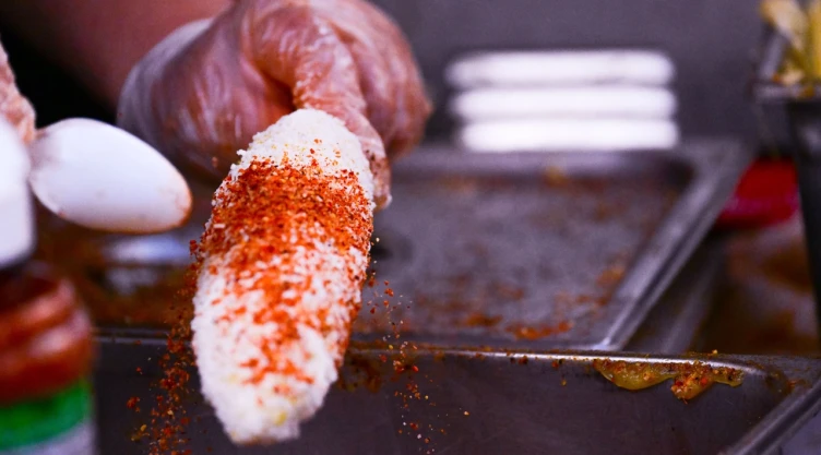 Elote con queso y chile.