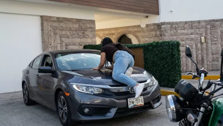 Video viral: Esposa cacha a marido saliendo de un motel