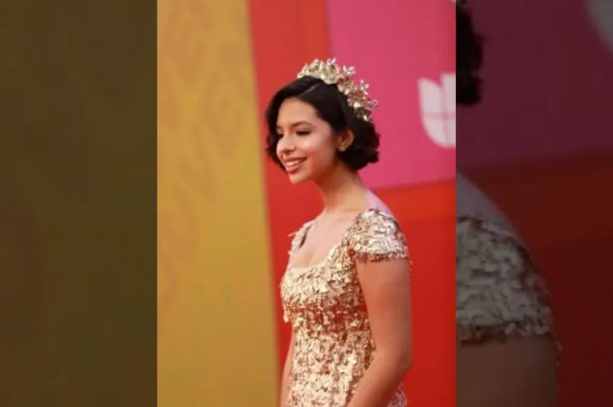 Ángela Aguilar corona.jpg