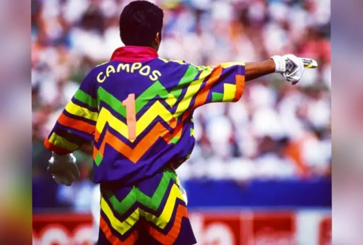 Jorge Campos es homenajeado por contribución a la moda del deporte en París