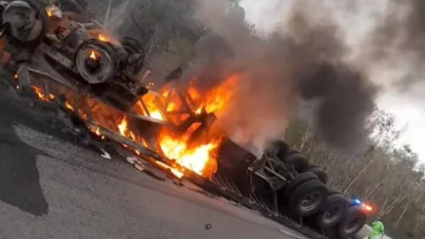 FOTO Tráiler de carga vuelca y se incendia cerca de la caseta en la Mérida-Cancún