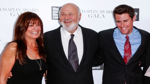La fotógrafa Michele Reiner con el cineasta Rob Reiner y su hijo Nick Reiner en la Gala del Chaplin Award
