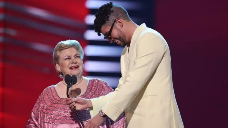 Con fiesta a media calle fans despiden a Paquita la del Barrio