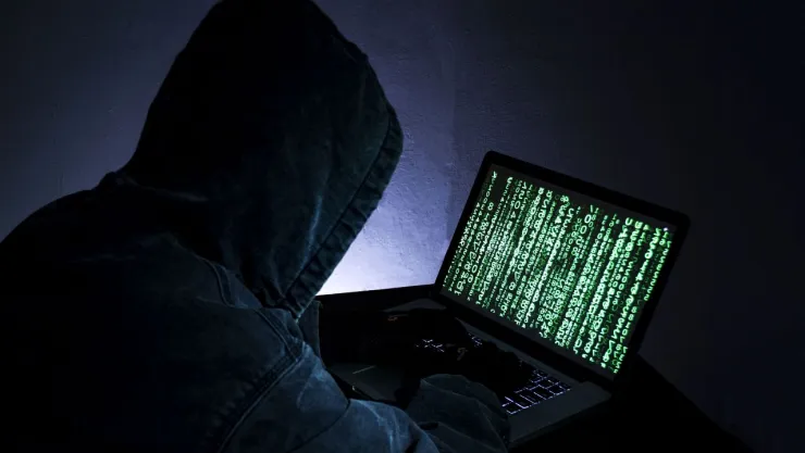 Hacker realiza distintos algoritmos.