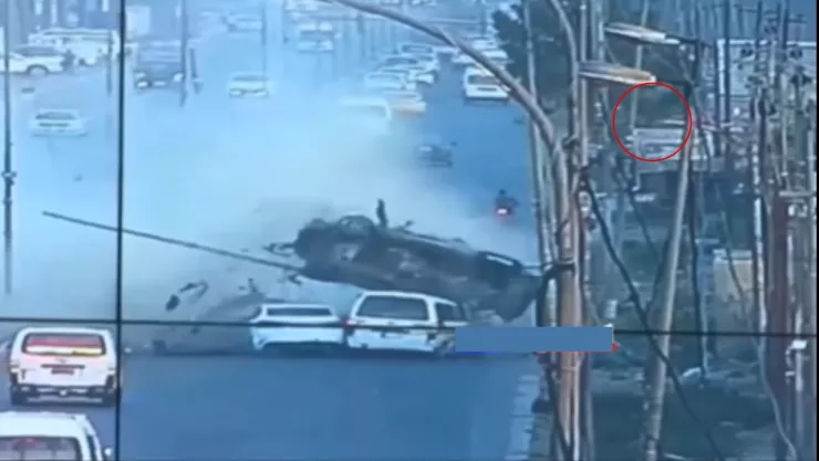 Camioneta choca y pasajeros salen volando