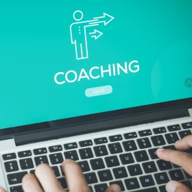 Computadora con pantalla diciendo Coaching