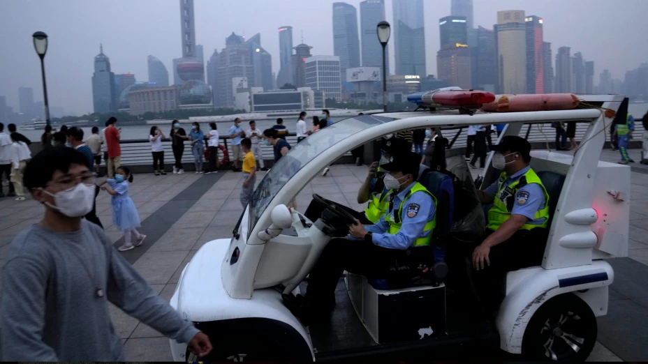 Policías chinos patrullan el área del Bund, en Shanghái.
