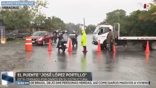 Sin acceso provisional, peatones deben cruzar caminando en medio de lluvias