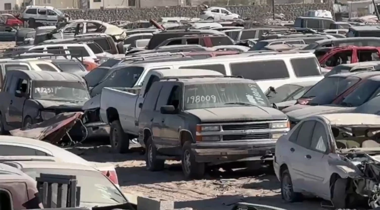 En Ciudad Juárez, familia encuentra un cuerpo en su auto robado tras localizarlo en el corralón municipal.