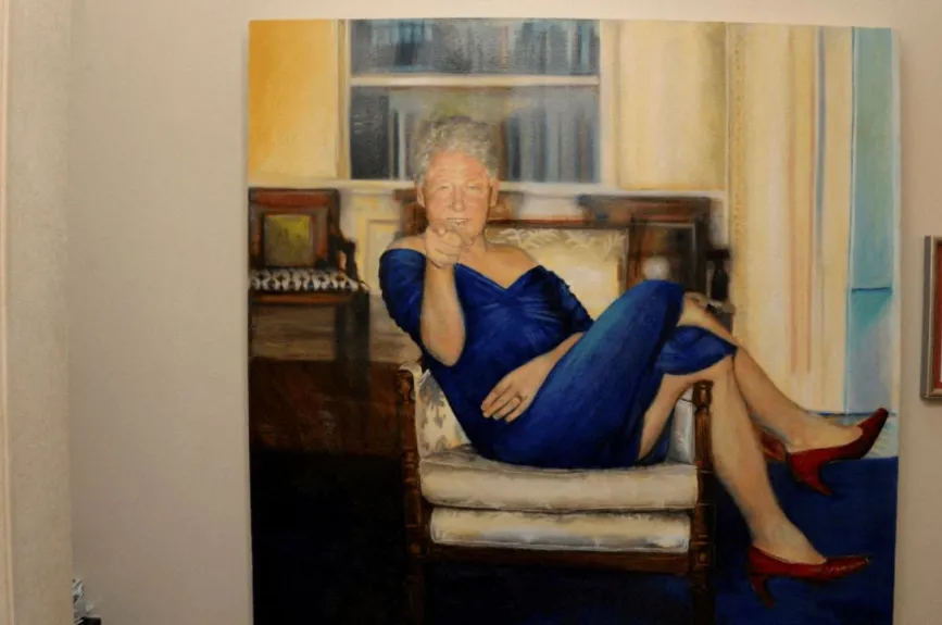 Una pintura del expresidente estadounidense Bill Clinton con un vestido se exhibe dentro de la casa de Manhattan de Jeffrey Epstein en esta imagen del patrimonio del difunto financiero y delincuente sexual convicto Jeffrey Epstein