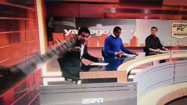 pantalla-gigante-cae-periodista-espn-colombia-video-accidente.jpg