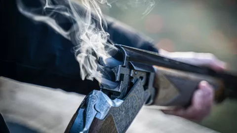 Un niño dispara accidentalmente una escopeta y mata a su hermano