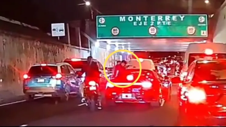 Captan en VIDEO el asalto a un auto de lujo sobre Viaducto, en la CDMX