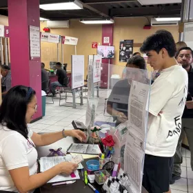 ¡Morita ya puede votar! Gil Mora visita el INE y tramita su credencial para votar