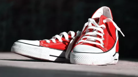 ¿Por qué usuarios de TikTok ponen los zapatos en forma de cruz antes de dormir?