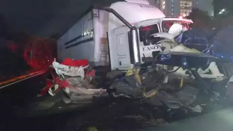 Apunta accidente de tráiler en Santa Fe a exceso de velocidad