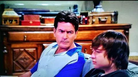 Charlie Sheen es atacado por una vecina dentro de su casa