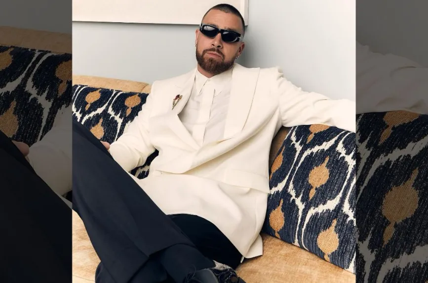 Travis traje.jpg