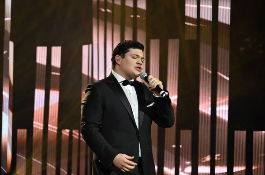 El bloque musical del Sexto Concierto de La Academia 2024 llegó a su fin con la emotiva interpretación de Eduardo Meza, quien cerró la noche con la canción “Hasta que me olvides”.
El Juez de Hierro, Arturo López Gavito, felicitó a Eduardo, afirmando: “Te superaste”, destacando la evolución del académico y su destacada actuación.