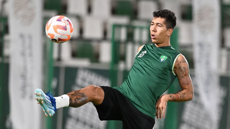 Firmino en el equipo de Al-Ahli