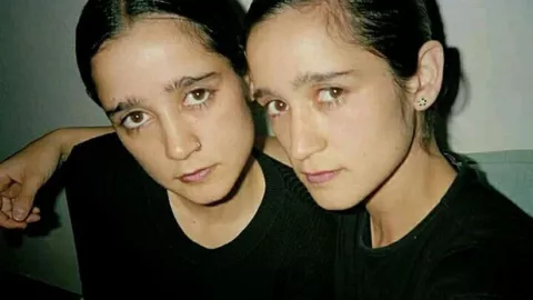 Julieta Venegas tiene una hermana gemela.