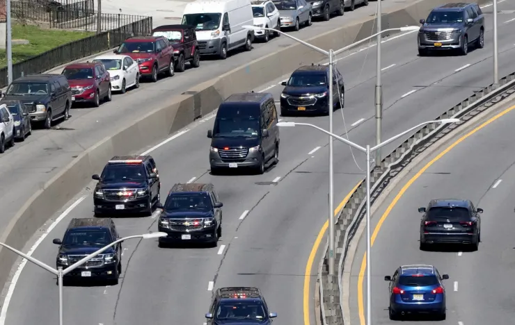 Donald Trump parte rumbo a la corte en Manhattan