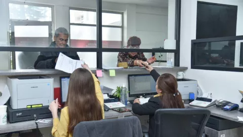 Ciudadanos pagando el predial en ventanillas del Ayuntamiento de Ahome