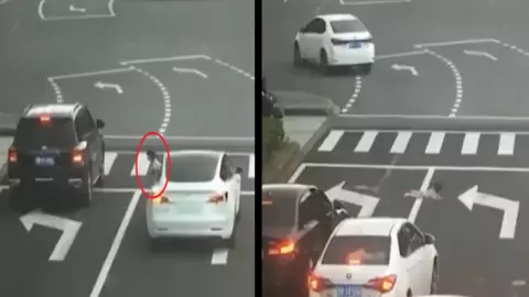 Video Cae niño por la ventana de un auto, se queda en la vía