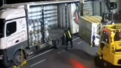 Trabajador aplastado por su compañero