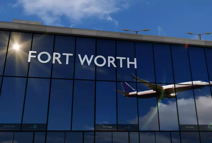 Avión en despegue se refleja en ventana del Aeropuerto Internacional Dallas Fort Worth en Texas