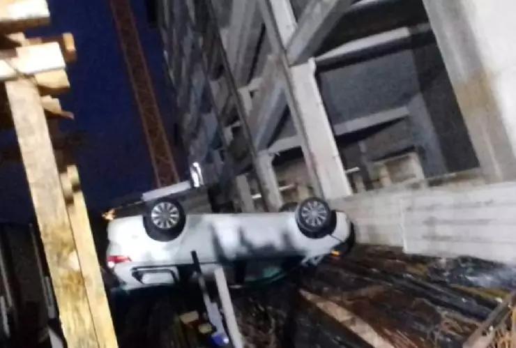 Conductor cae estacionamiento de una Plaza de Cancún; estaba en el segundo piso