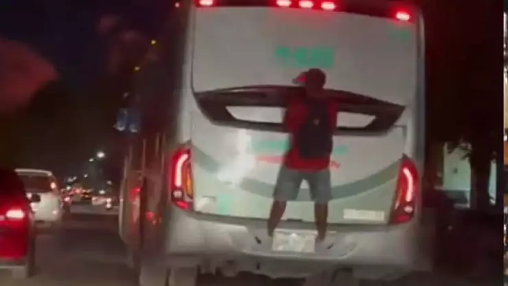 Video Hombre se cuelga en el camión y viaja como ‘Spiderman’