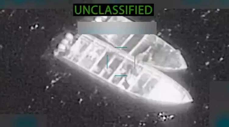 Captura de pantalla de ataque de EU contra narcolancha en el océano Pacífico el 27 de octubre de 2025.